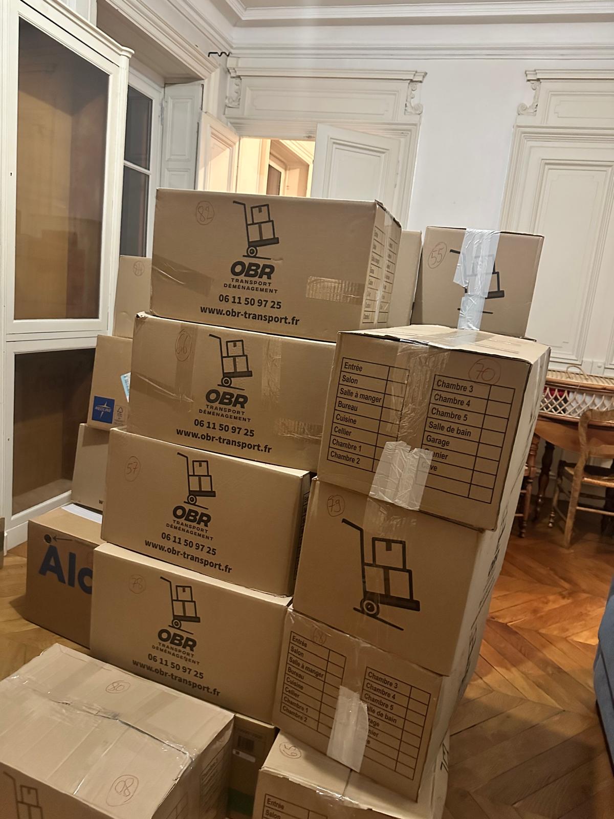 Cartons OBR Transport dans un appartement haussmannien prêts pour le déménagement