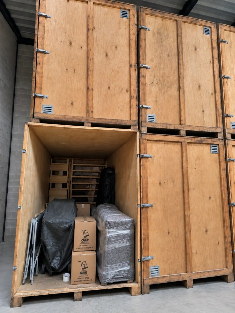 Conteneur en bois ouvert avec cartons OBR Transport — stockage de meubles en garde-meuble