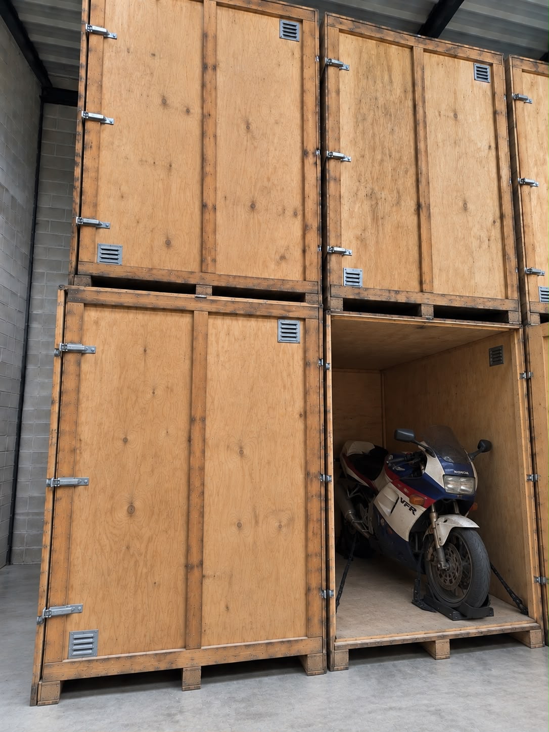 Moto Honda VFR stockée dans un conteneur en bois à l'entrepôt OBR Transport — garde-meuble motos