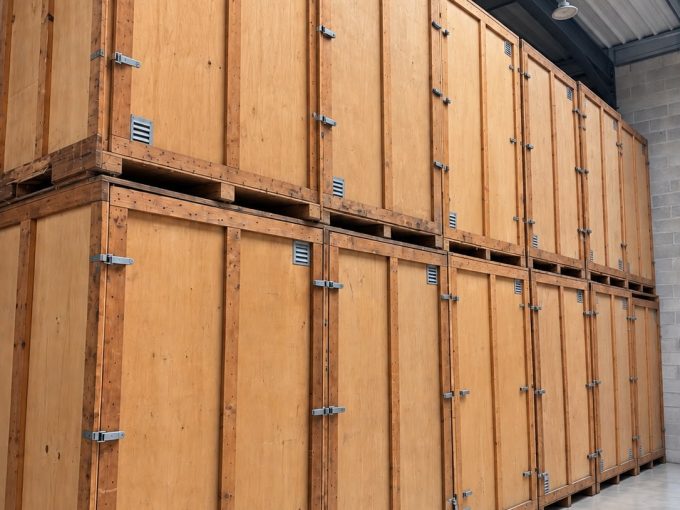 Entrepôt OBR Transport — conteneurs en bois empilés pour le garde-meuble dans le Val-d'Oise